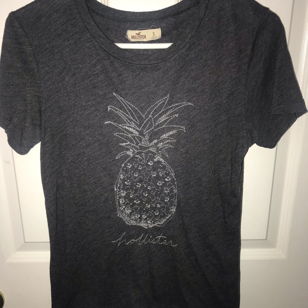 Cute + fun Hollister Pineapple t-shirt